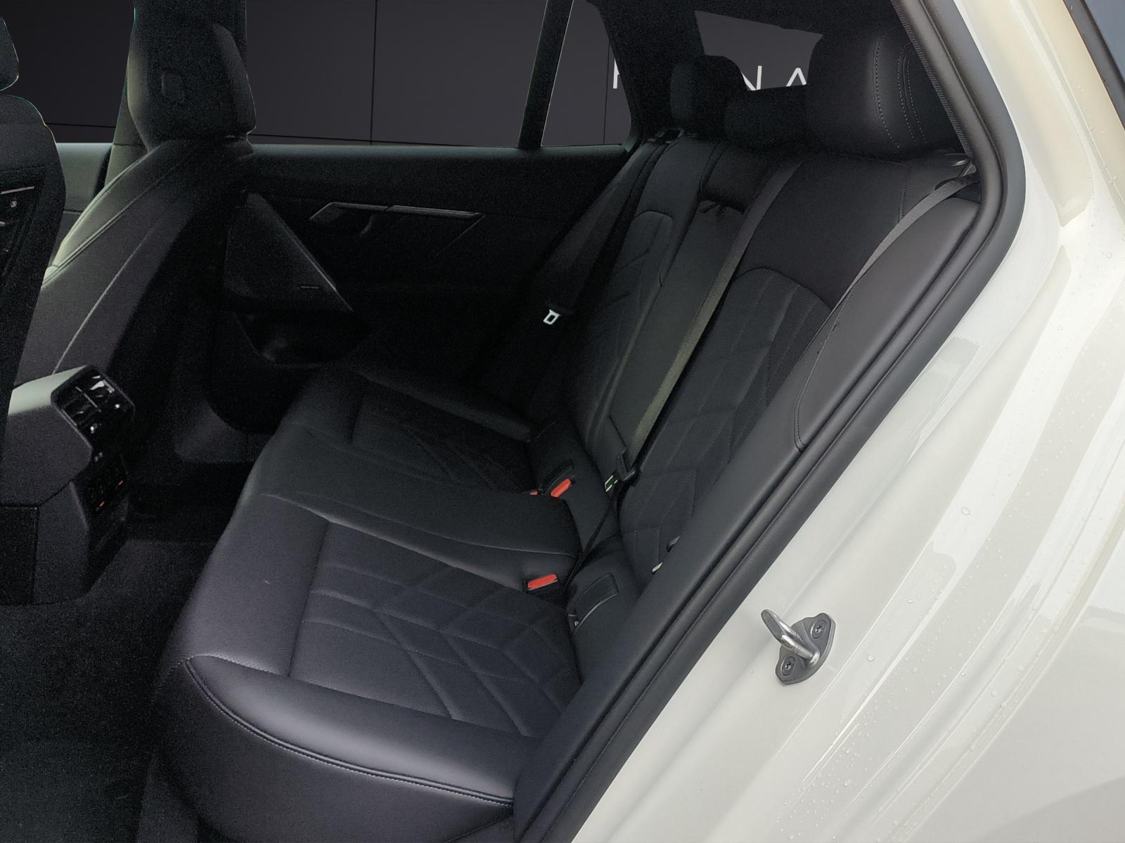 BMW 520d xDrive Touring-image-12