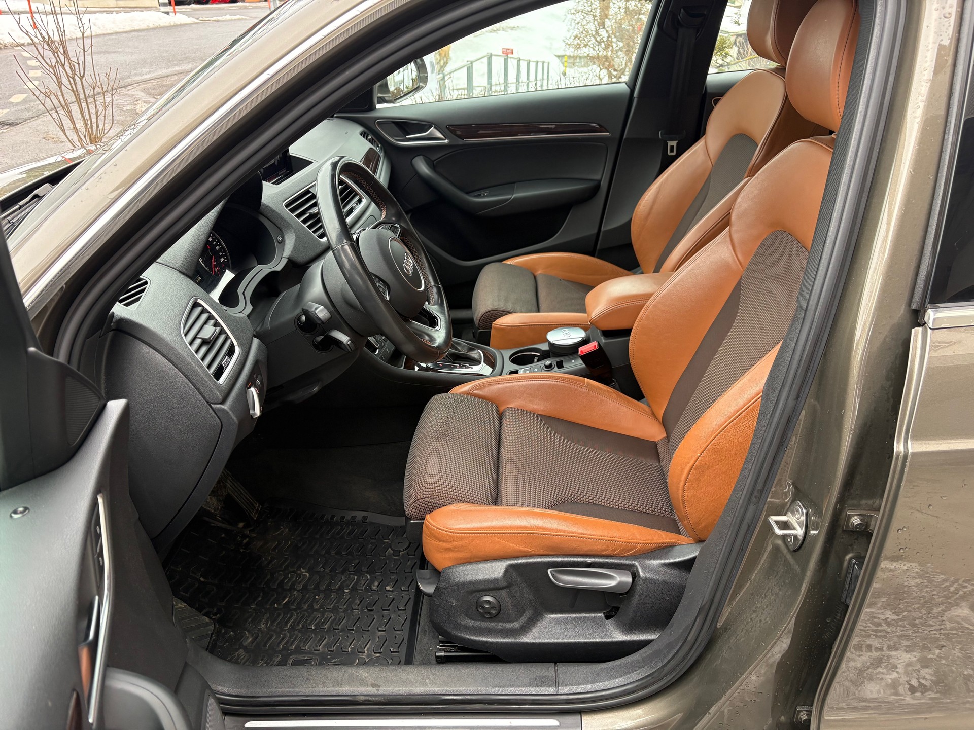 AUDI Q3 2.0 TDI quattro S-tronic-image-4