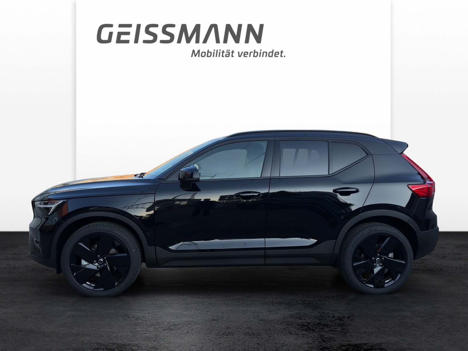 VOLVO XC40 2.0 B4 MH Black Edition-image-2