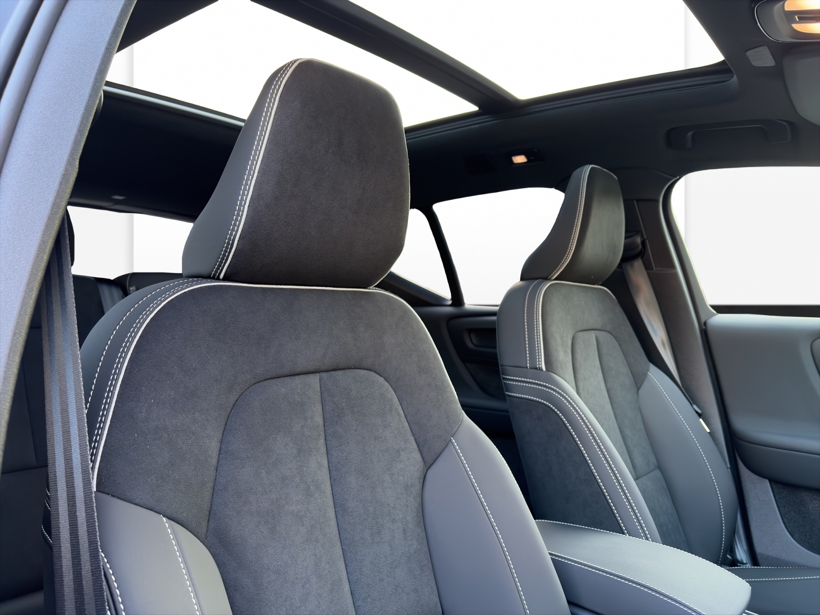 VOLVO XC40 2.0 B4 MH Black Edition-image-13