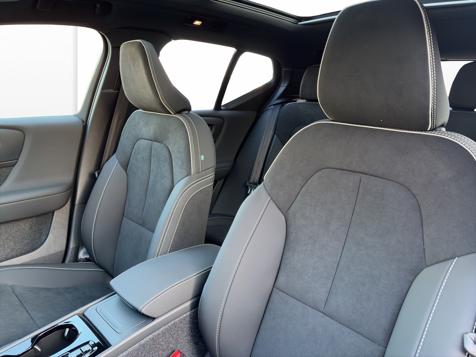 VOLVO XC40 2.0 B4 MH Black Edition-image-14