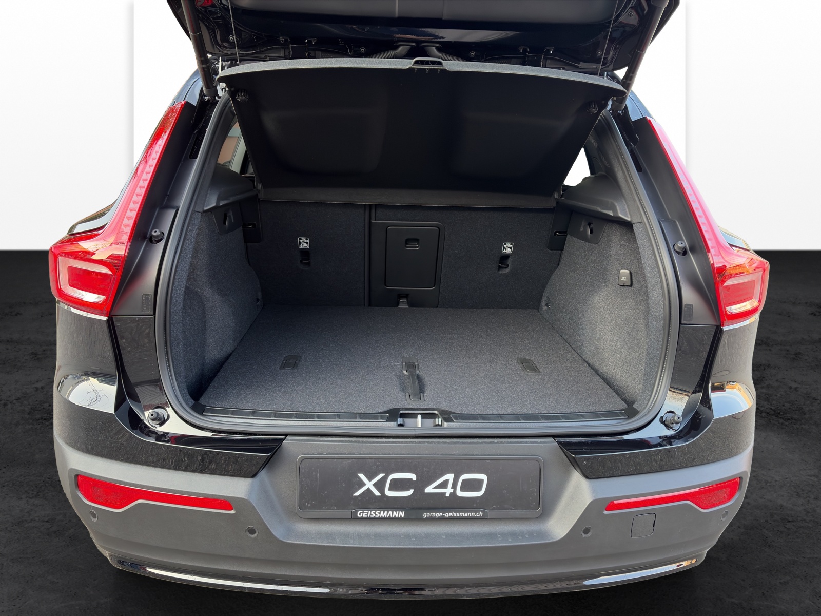 VOLVO XC40 2.0 B4 MH Black Edition-image-18