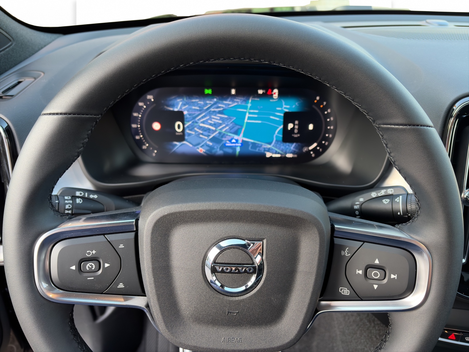 VOLVO XC40 2.0 B4 MH Black Edition-image-11