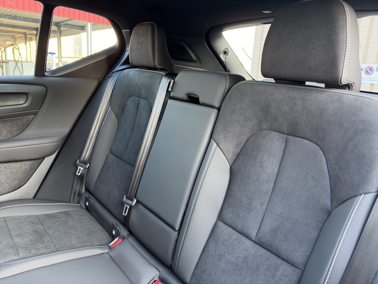 VOLVO XC40 2.0 B4 MH Black Edition-image-16