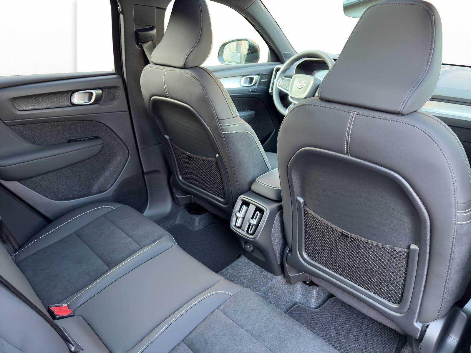 VOLVO XC40 2.0 B4 MH Black Edition-image-15