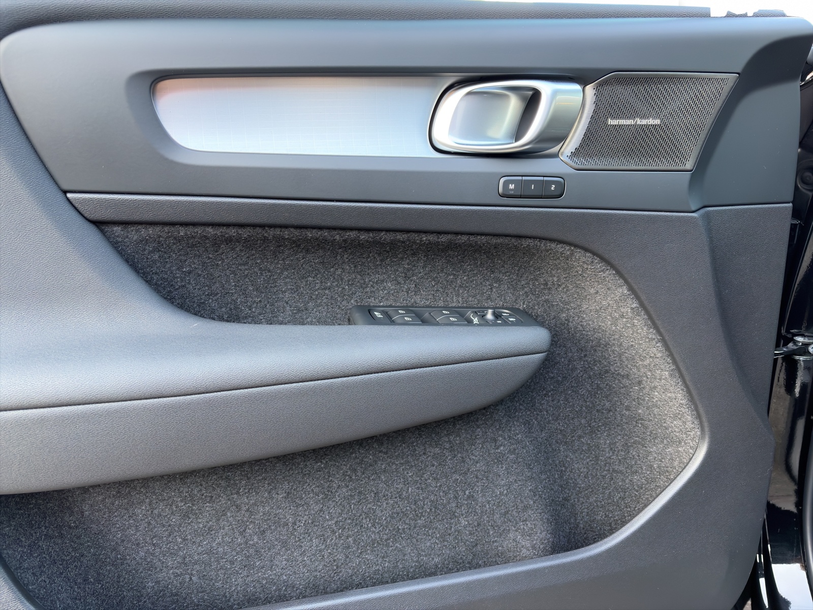 VOLVO XC40 2.0 B4 MH Black Edition-image-17
