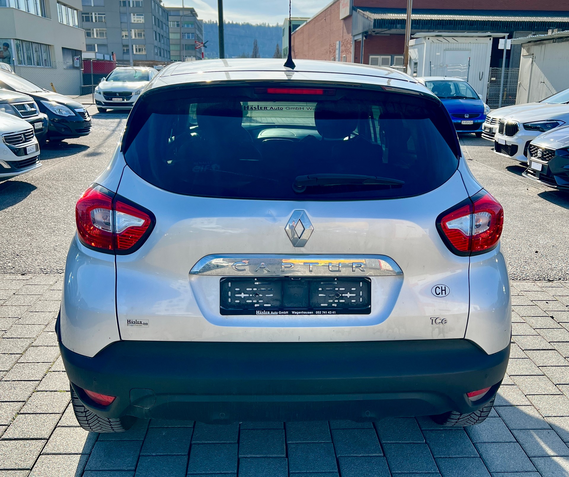 RENAULT Captur 1.2 T 16V Privilège EDC Automat (Klimatronik * Alufelgen * Sensoren Mit Kamera * Multilenkrad * Navigation * BO5)-image-4
