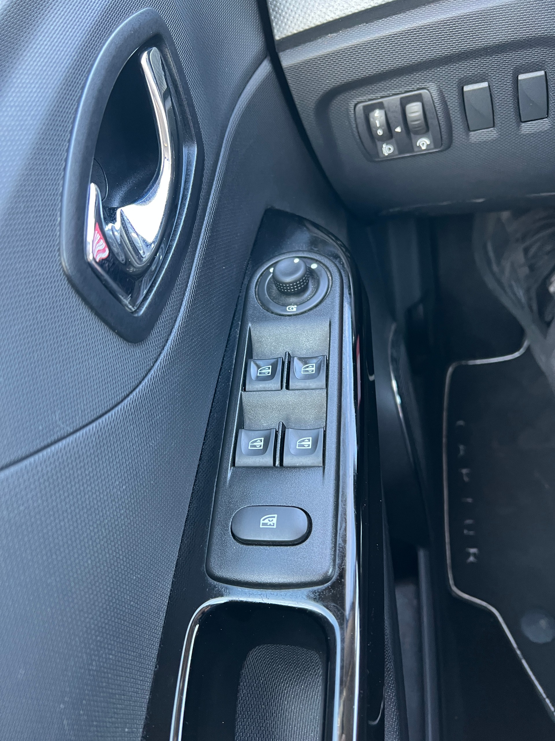 RENAULT Captur 1.2 T 16V Privilège EDC Automat (Klimatronik * Alufelgen * Sensoren Mit Kamera * Multilenkrad * Navigation * BO5)-image-15