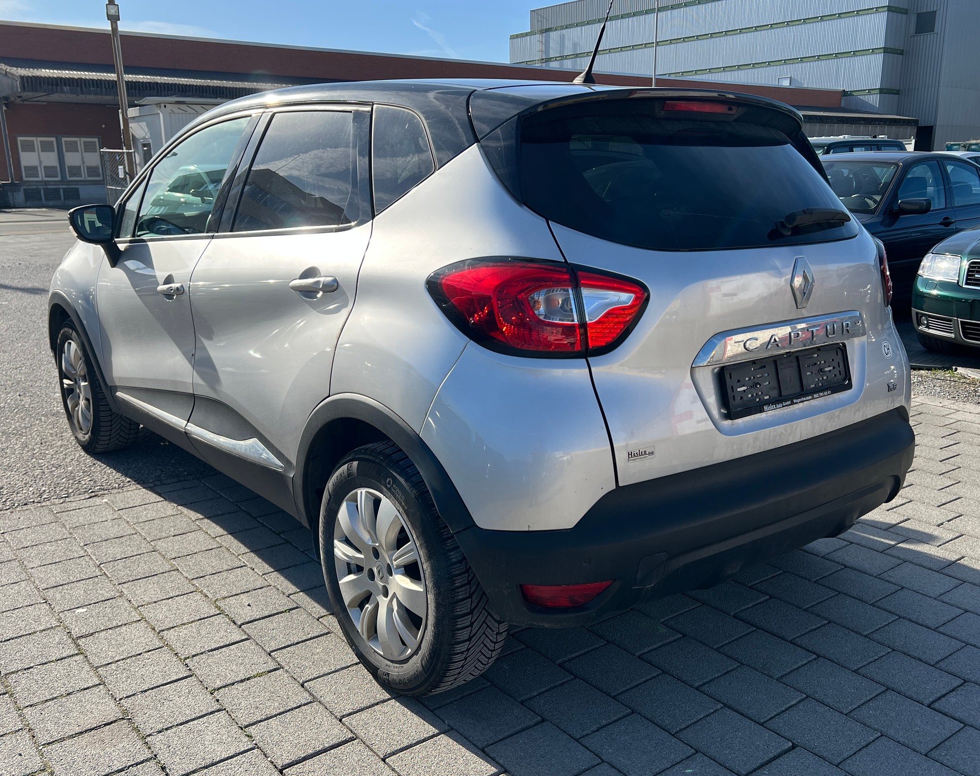RENAULT Captur 1.2 T 16V Privilège EDC Automat (Klimatronik * Alufelgen * Sensoren Mit Kamera * Multilenkrad * Navigation * BO5)-image-3