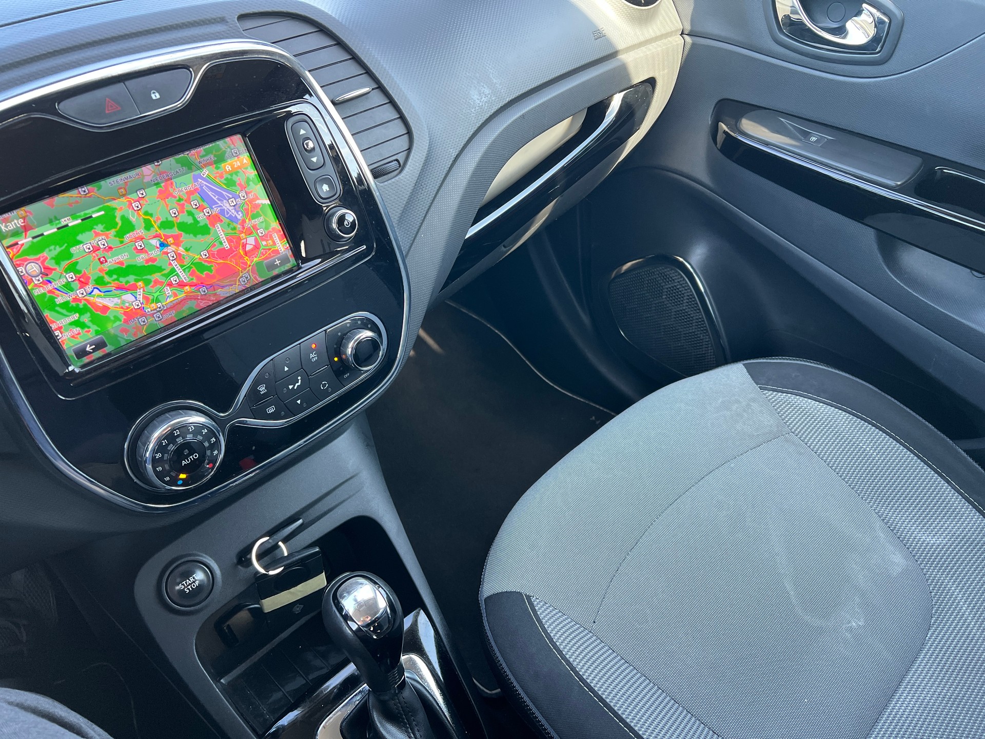 RENAULT Captur 1.2 T 16V Privilège EDC Automat (Klimatronik * Alufelgen * Sensoren Mit Kamera * Multilenkrad * Navigation * BO5)-image-11
