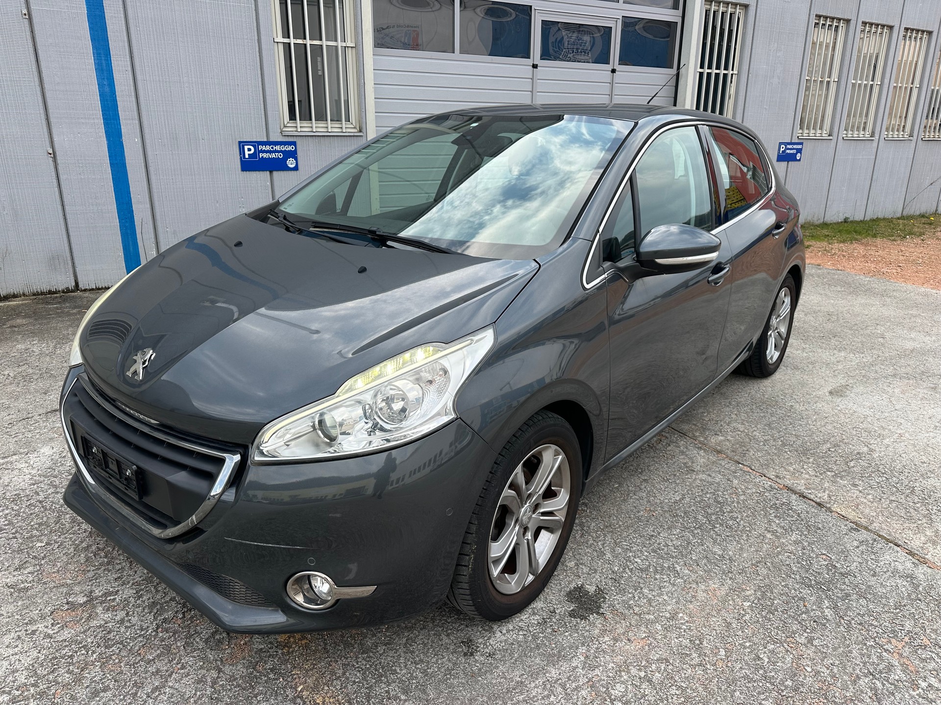 PEUGEOT 208 1.2 THP Allure-image-1