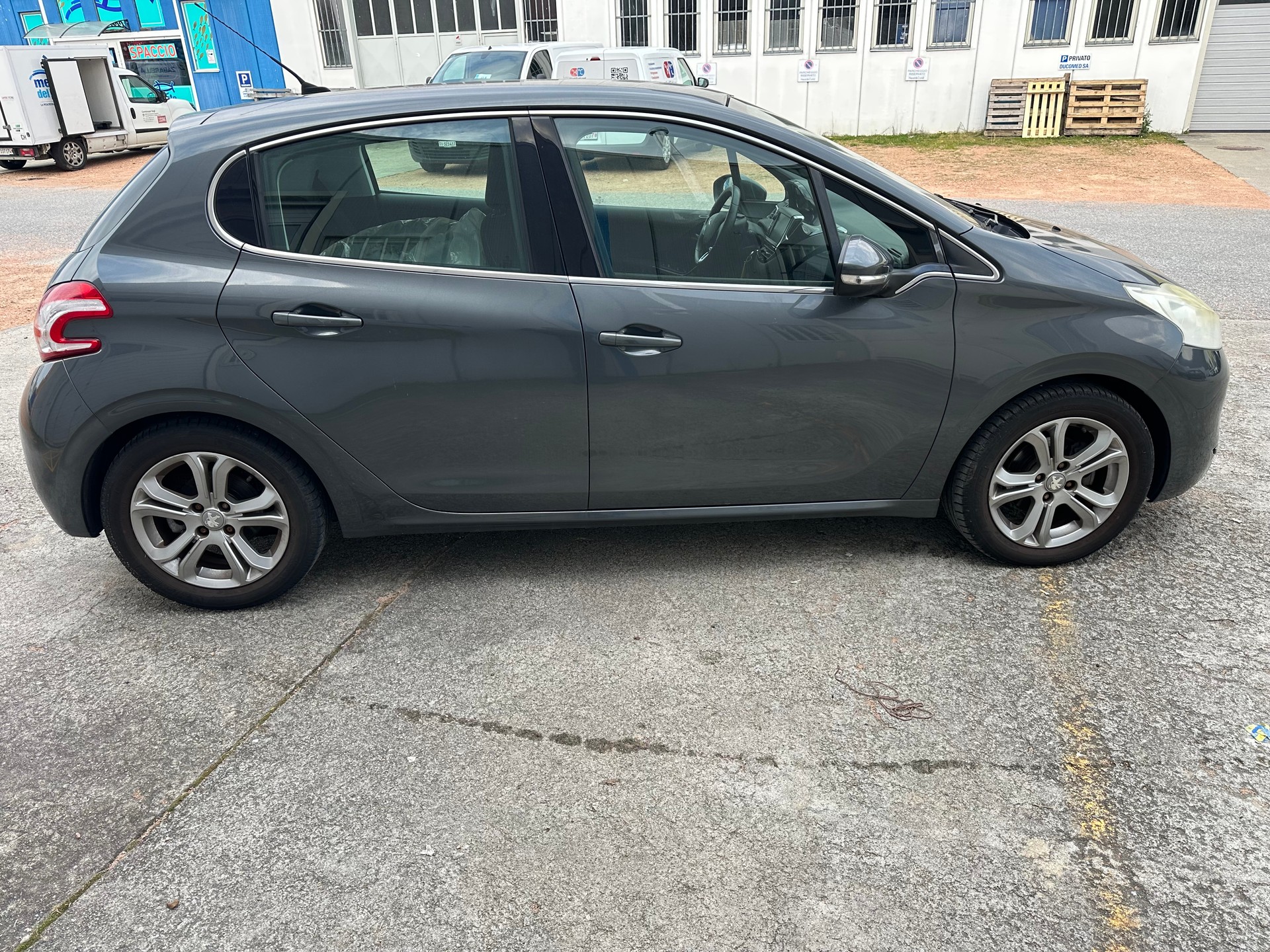 PEUGEOT 208 1.2 THP Allure-image-4