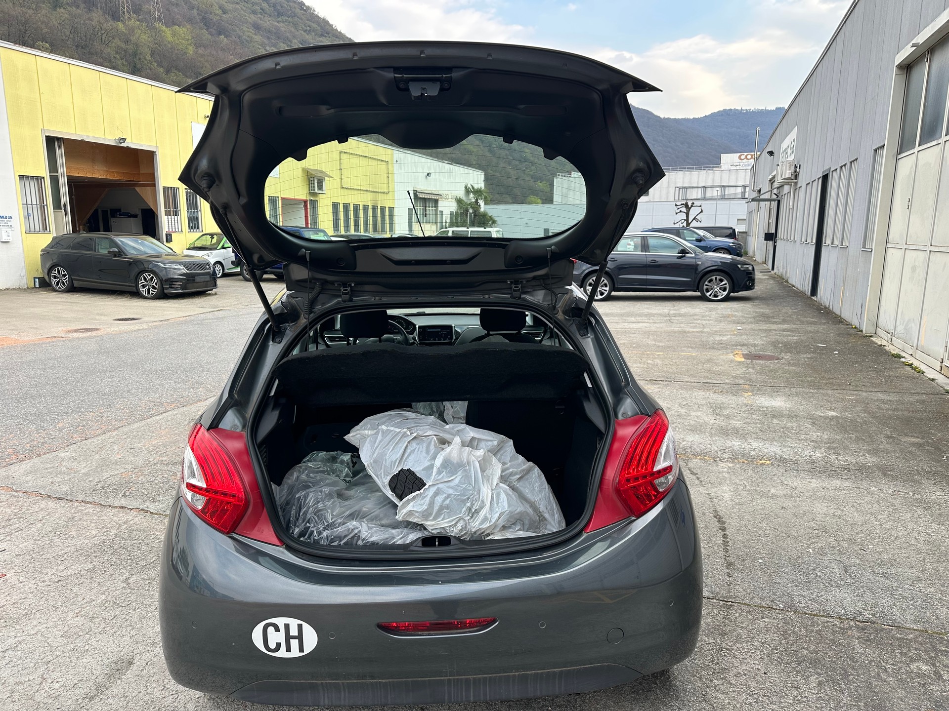 PEUGEOT 208 1.2 THP Allure-image-8