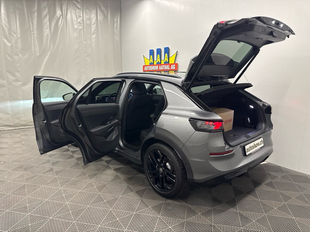 VW T-Roc 1.5 eTSI R-Line Black Style-image-16
