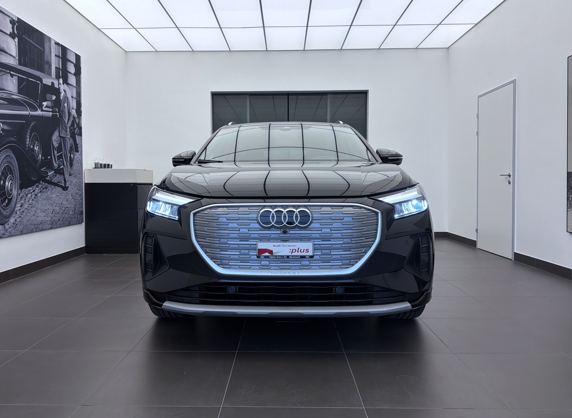 AUDI Q4 e-tron 50 quattro-showroom-element-1