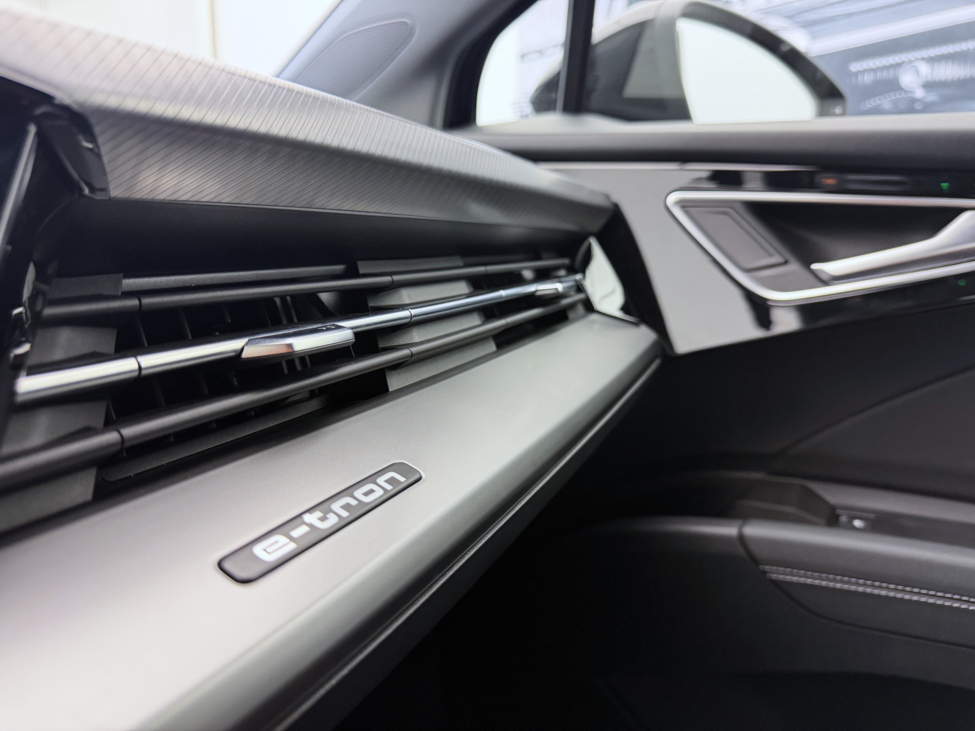 AUDI Q4 e-tron 50 quattro-image-16