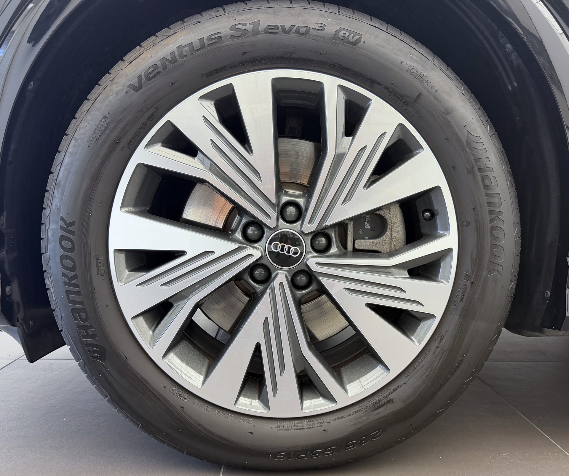 AUDI Q4 e-tron 50 quattro-showroom-element-2