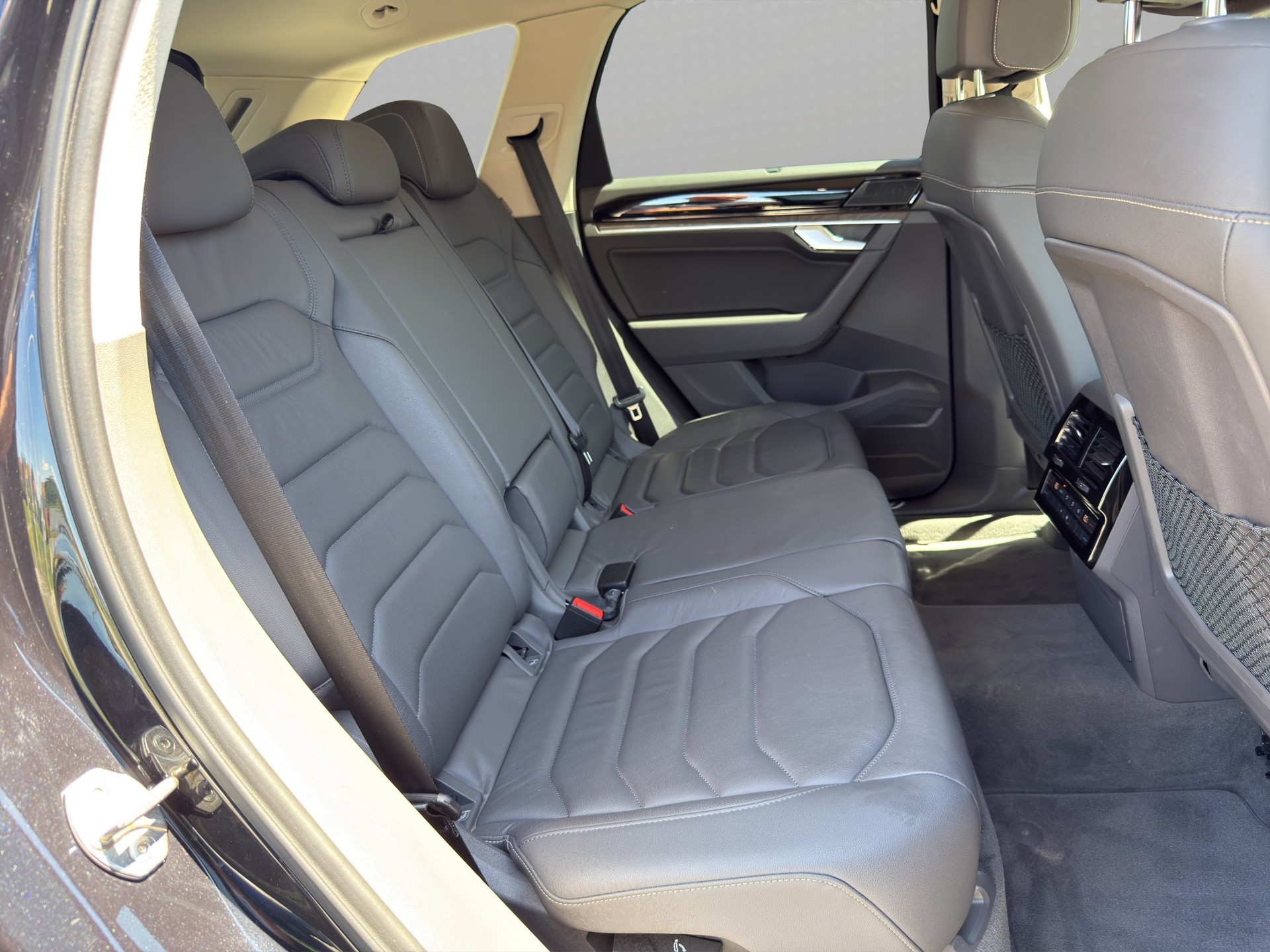 VW Touareg 3.0 TDI Atmosphere Tiptronic-image-18