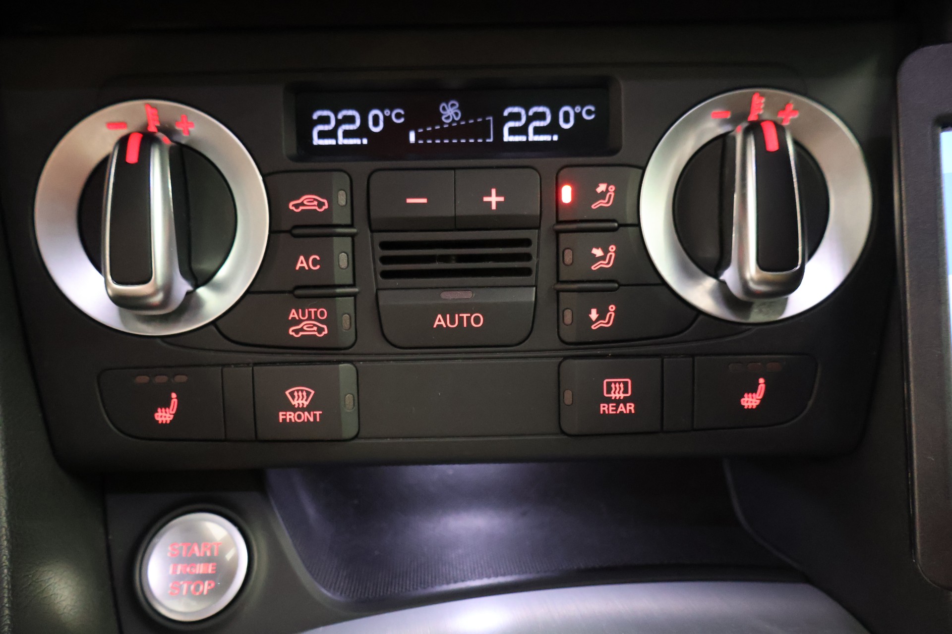 AUDI Q3 2.0 TFSI quattro S-tronic-image-18