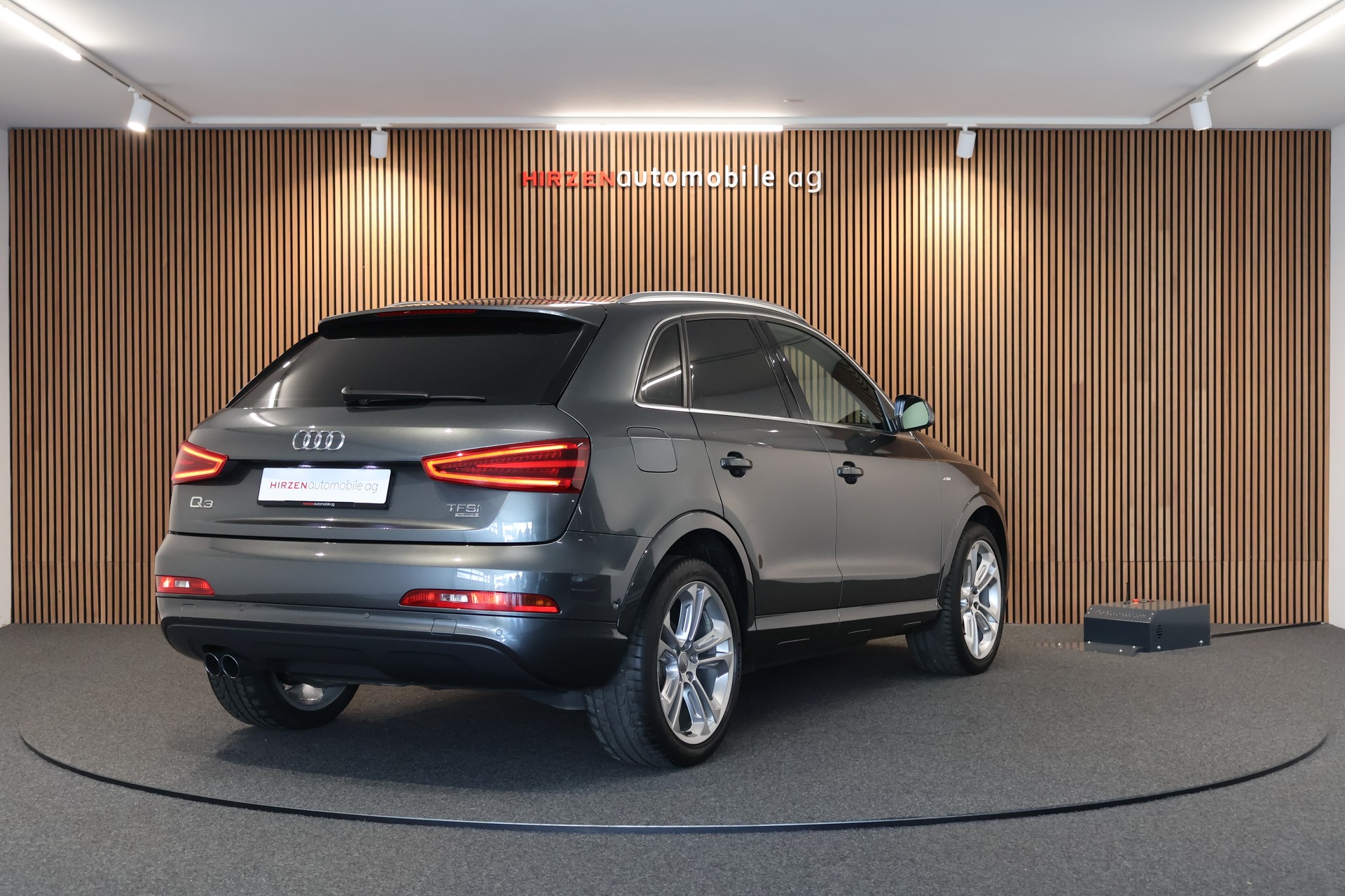 AUDI Q3 2.0 TFSI quattro S-tronic-image-4