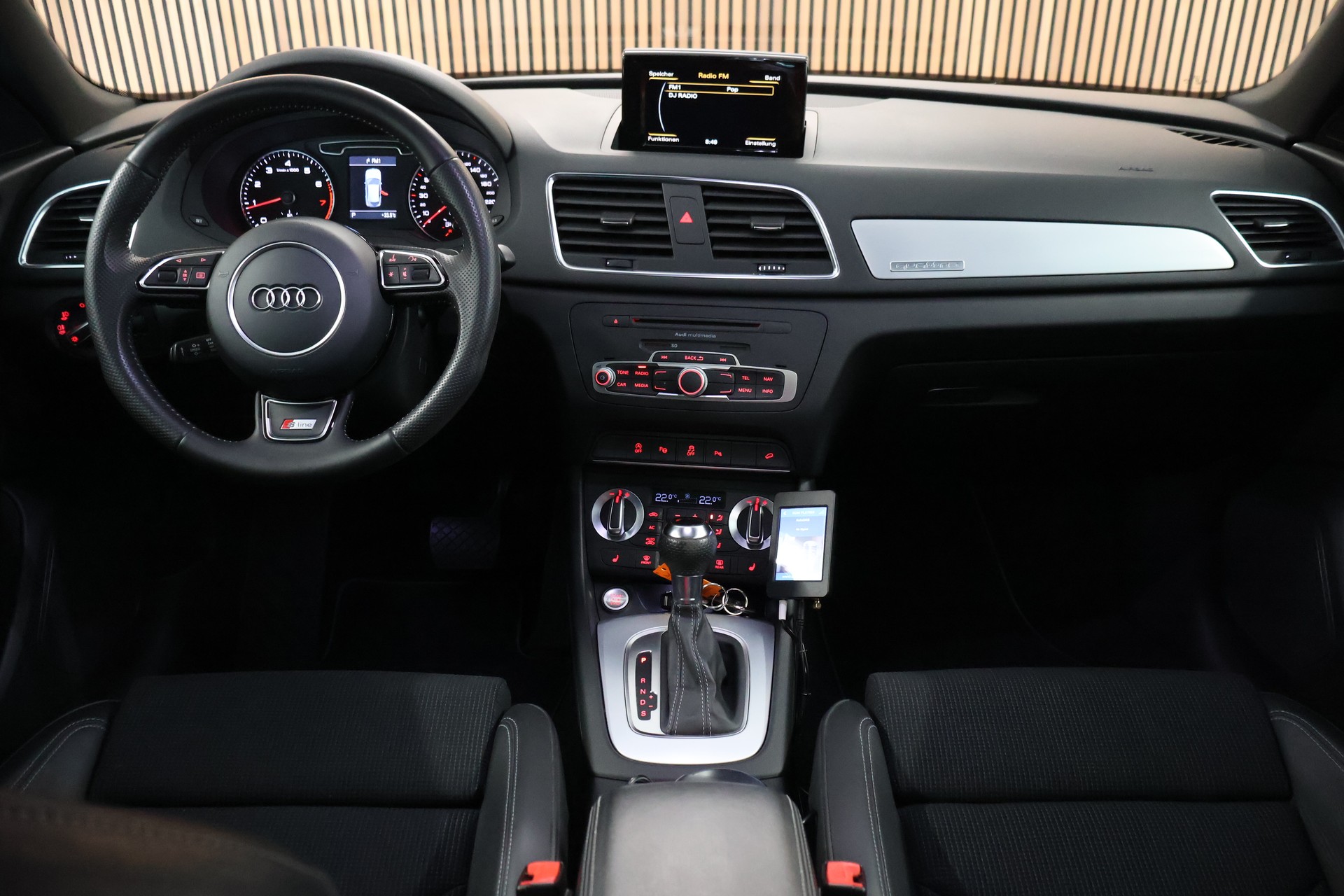 AUDI Q3 2.0 TFSI quattro S-tronic-image-15