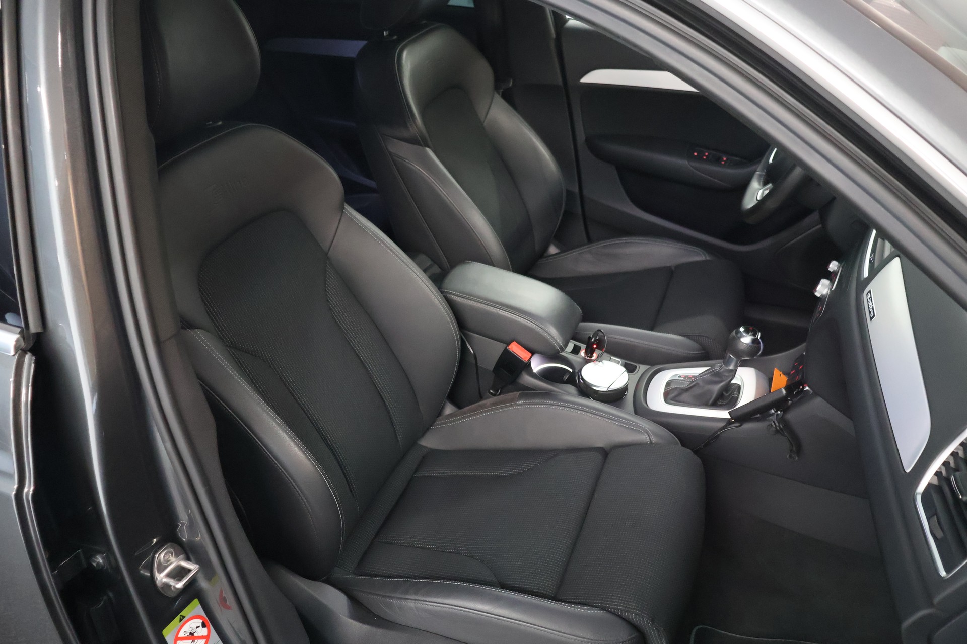 AUDI Q3 2.0 TFSI quattro S-tronic-image-14