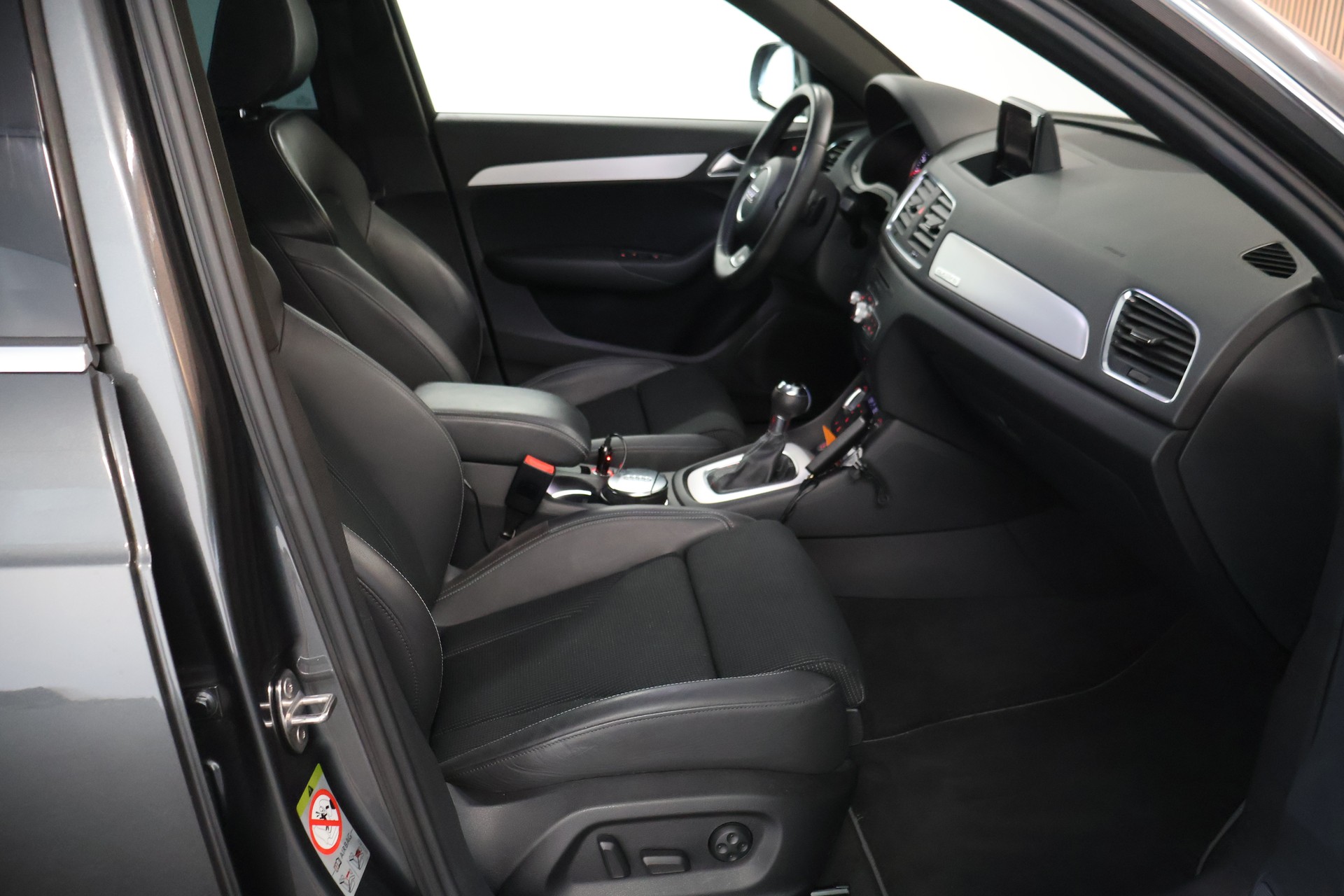 AUDI Q3 2.0 TFSI quattro S-tronic-image-13