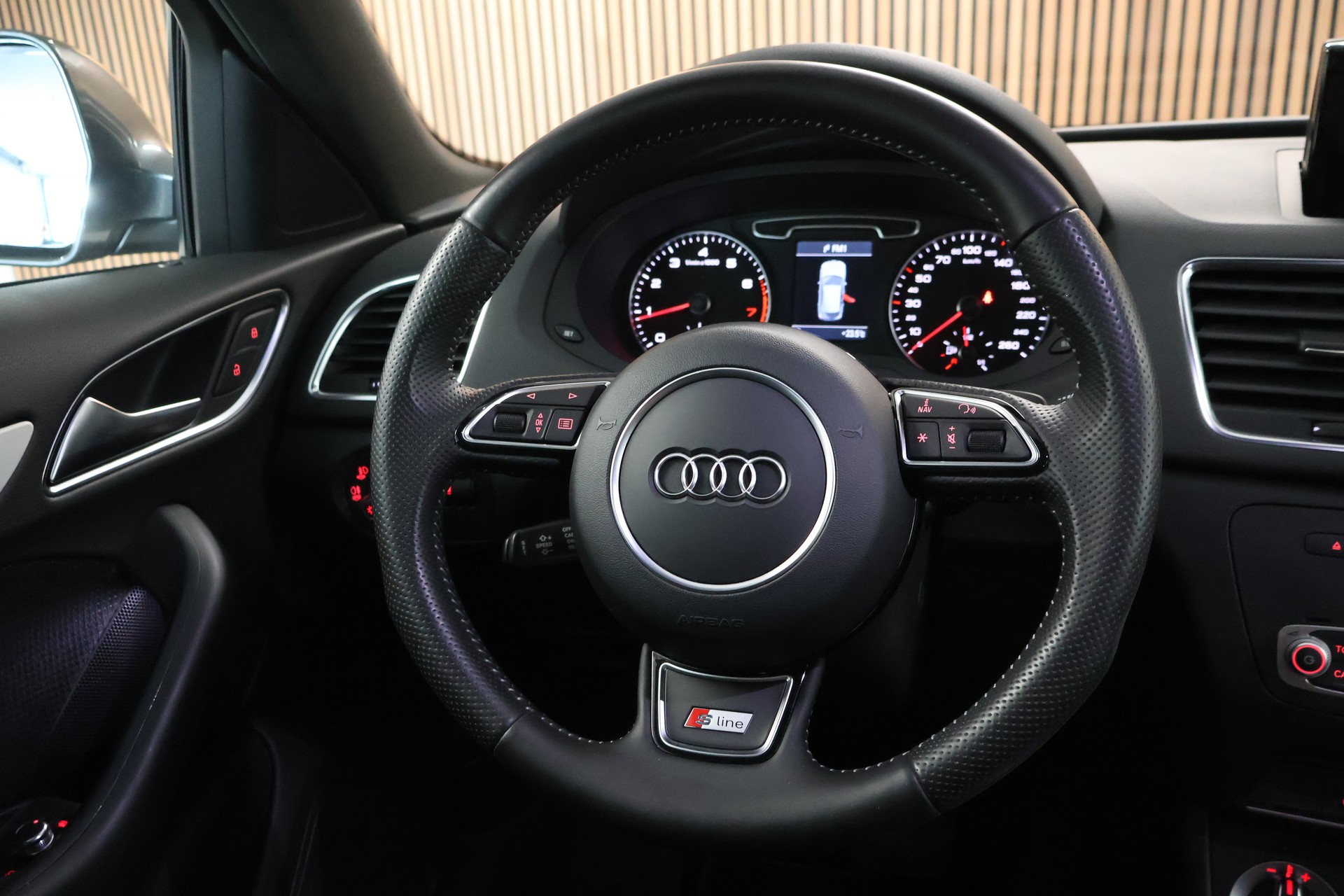 AUDI Q3 2.0 TFSI quattro S-tronic-image-16