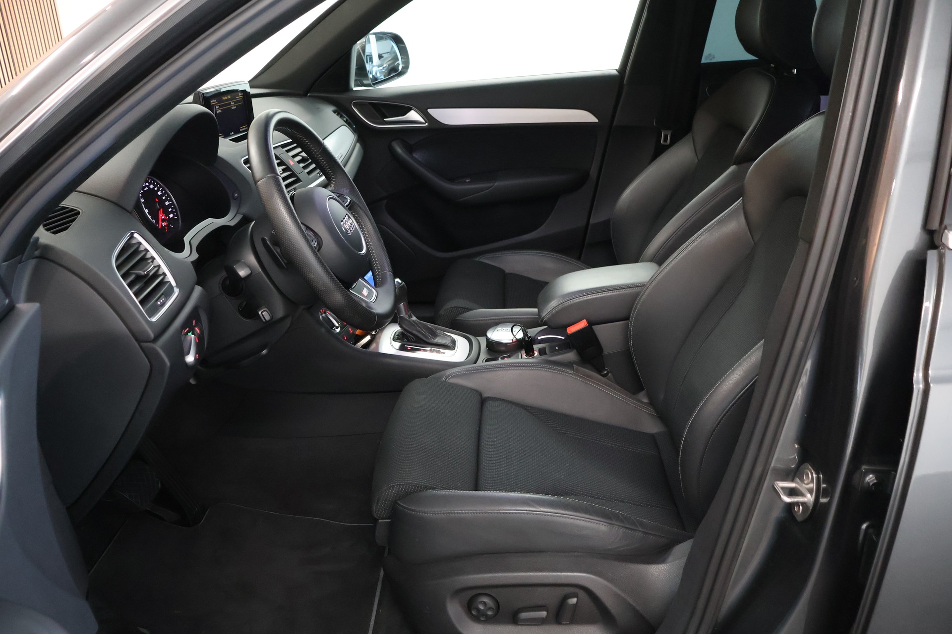 AUDI Q3 2.0 TFSI quattro S-tronic-image-8