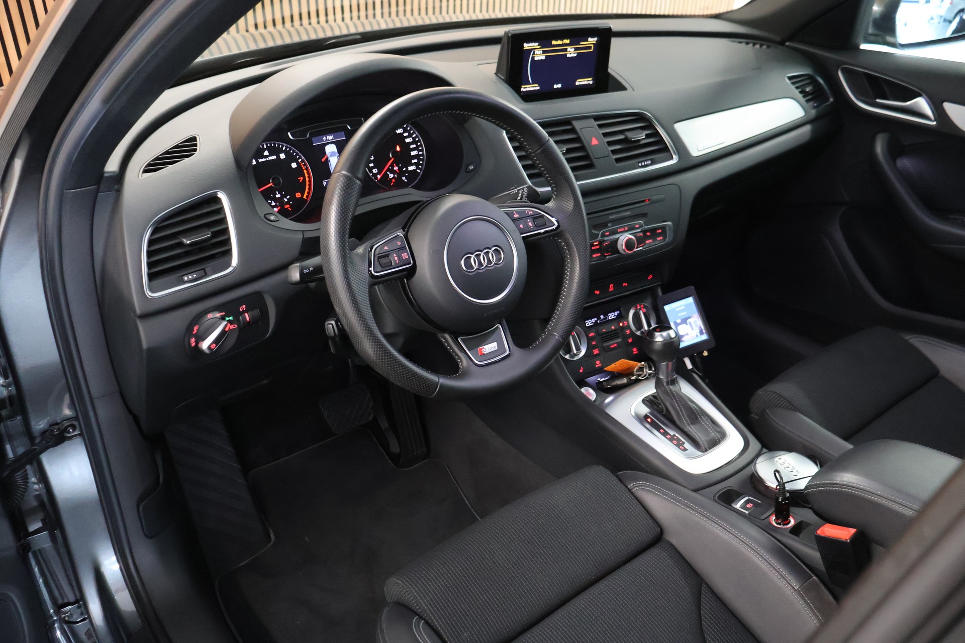 AUDI Q3 2.0 TFSI quattro S-tronic-image-9