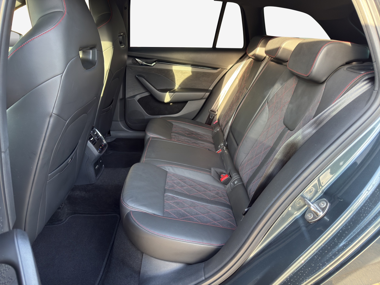 SKODA Octavia Combi 2.0 TDI DSG RS 4x4-image-11