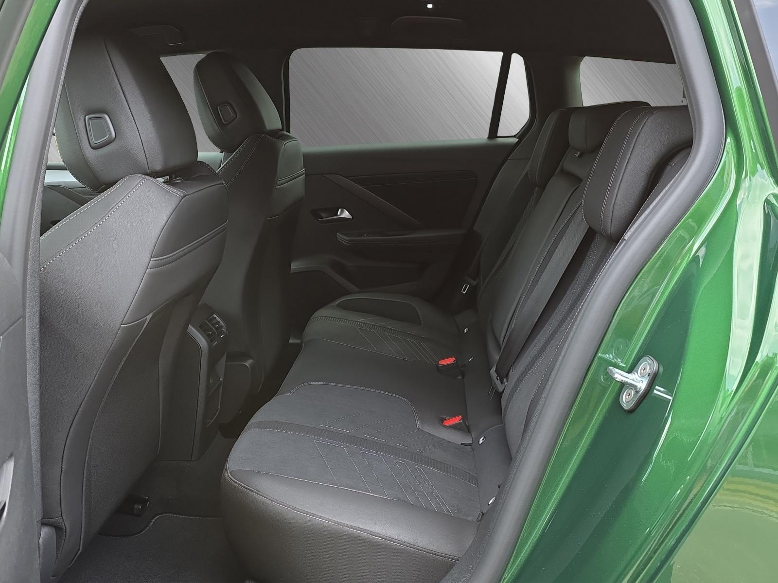 OPEL Astra Sports Tourer 1.2 T Hybrid Ultimate-image-9