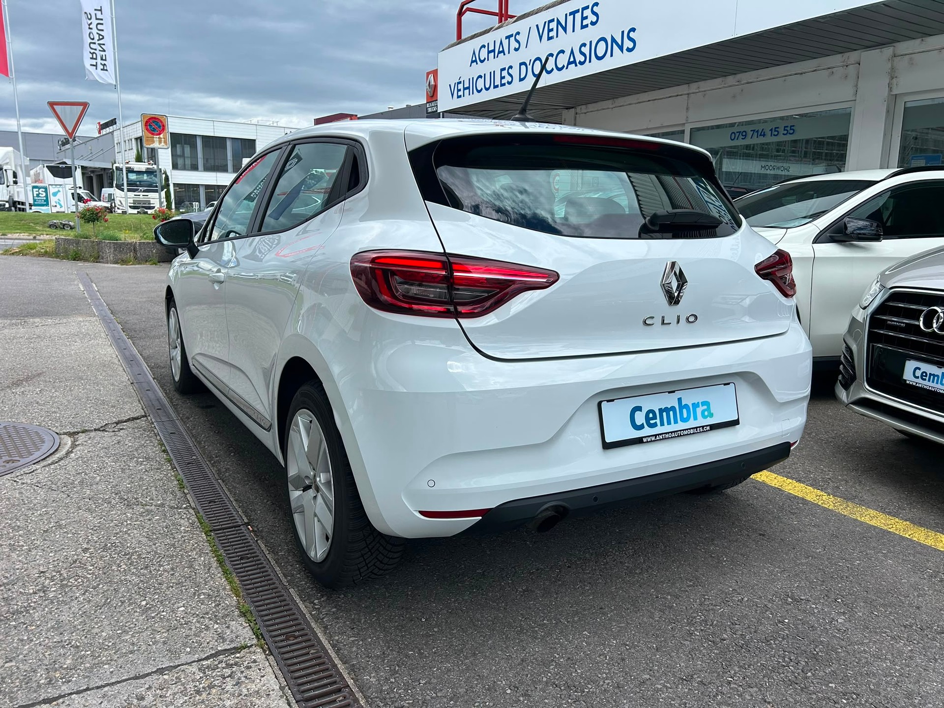 RENAULT Clio 1.0 Intens CVT-image-2