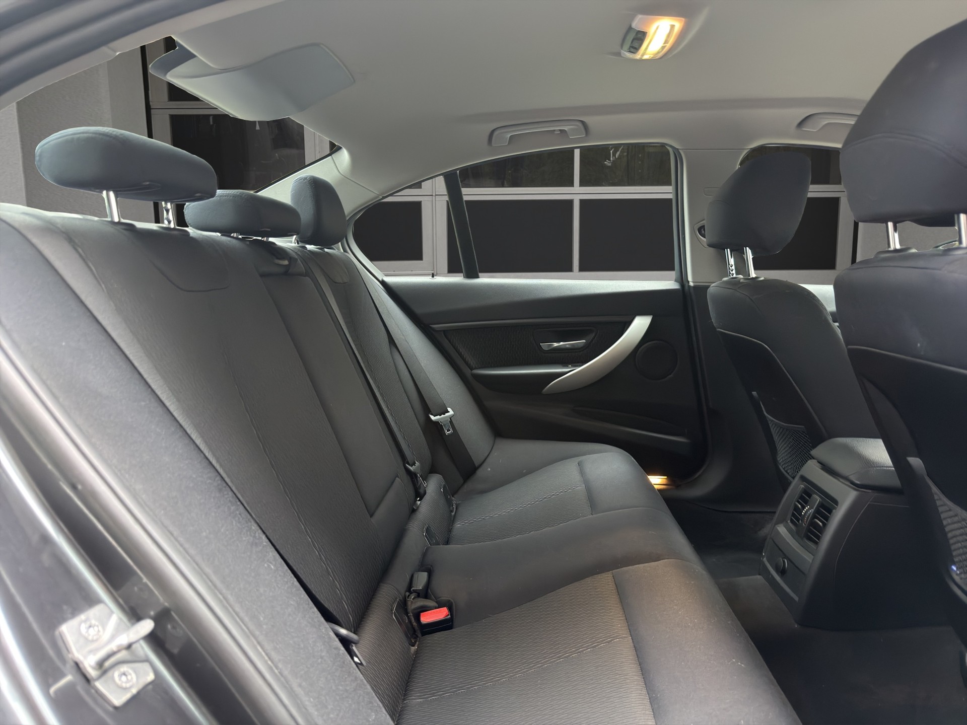 BMW 320i xDrive Modern Line Steptronic-image-11