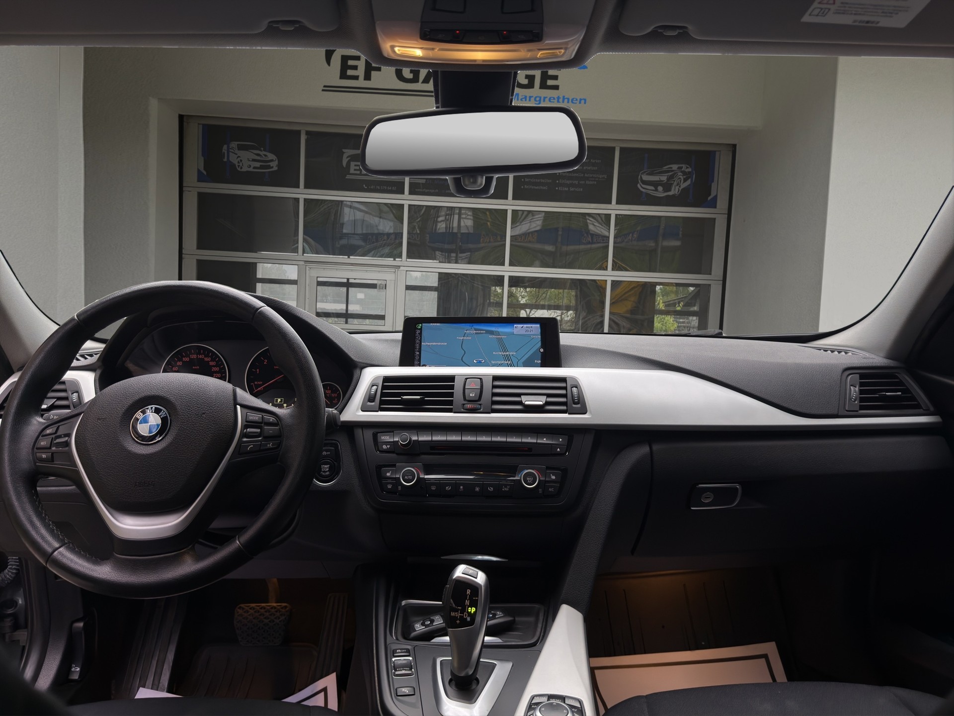 BMW 320i xDrive Modern Line Steptronic-image-15