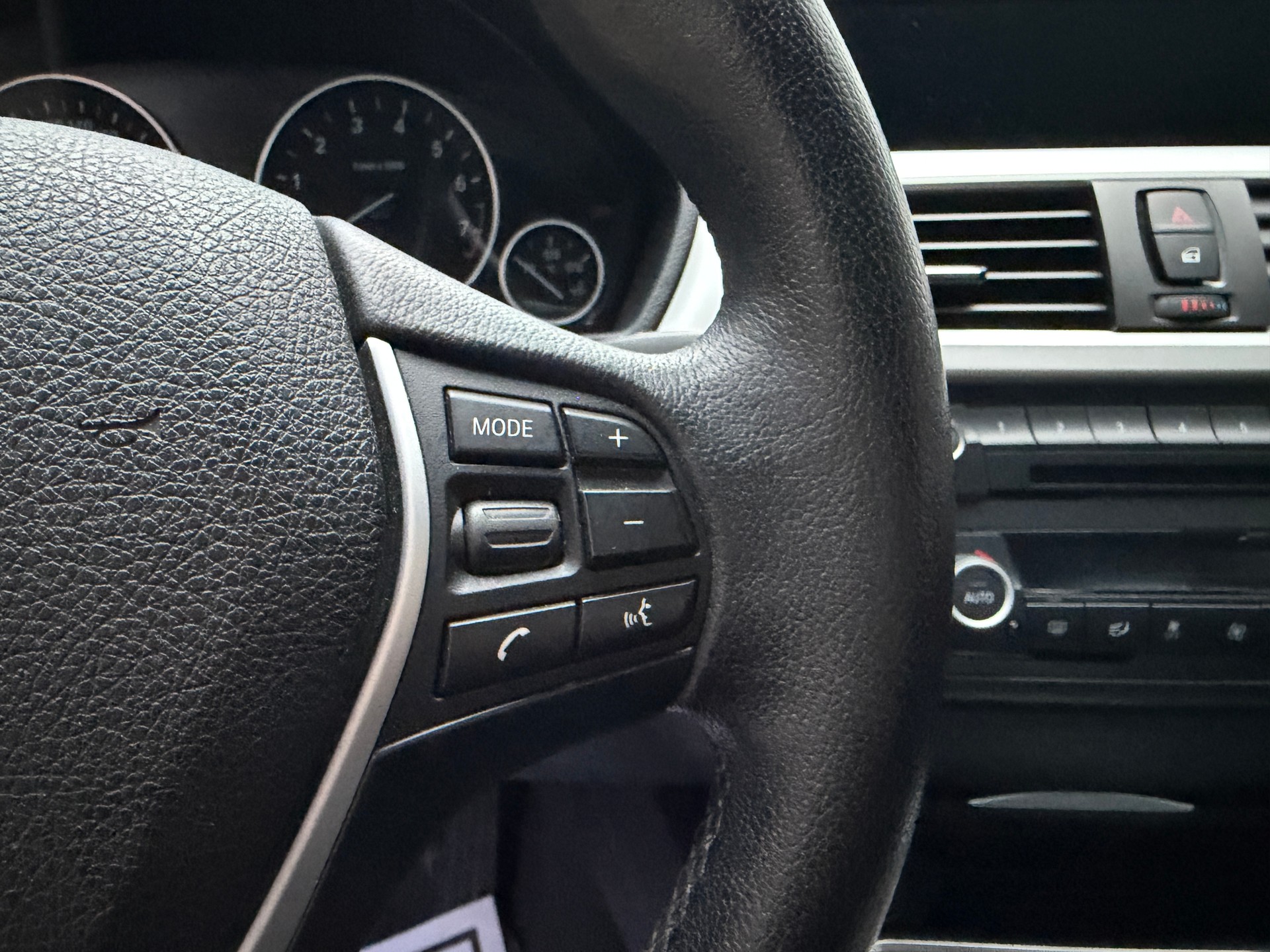 BMW 320i xDrive Modern Line Steptronic-image-18