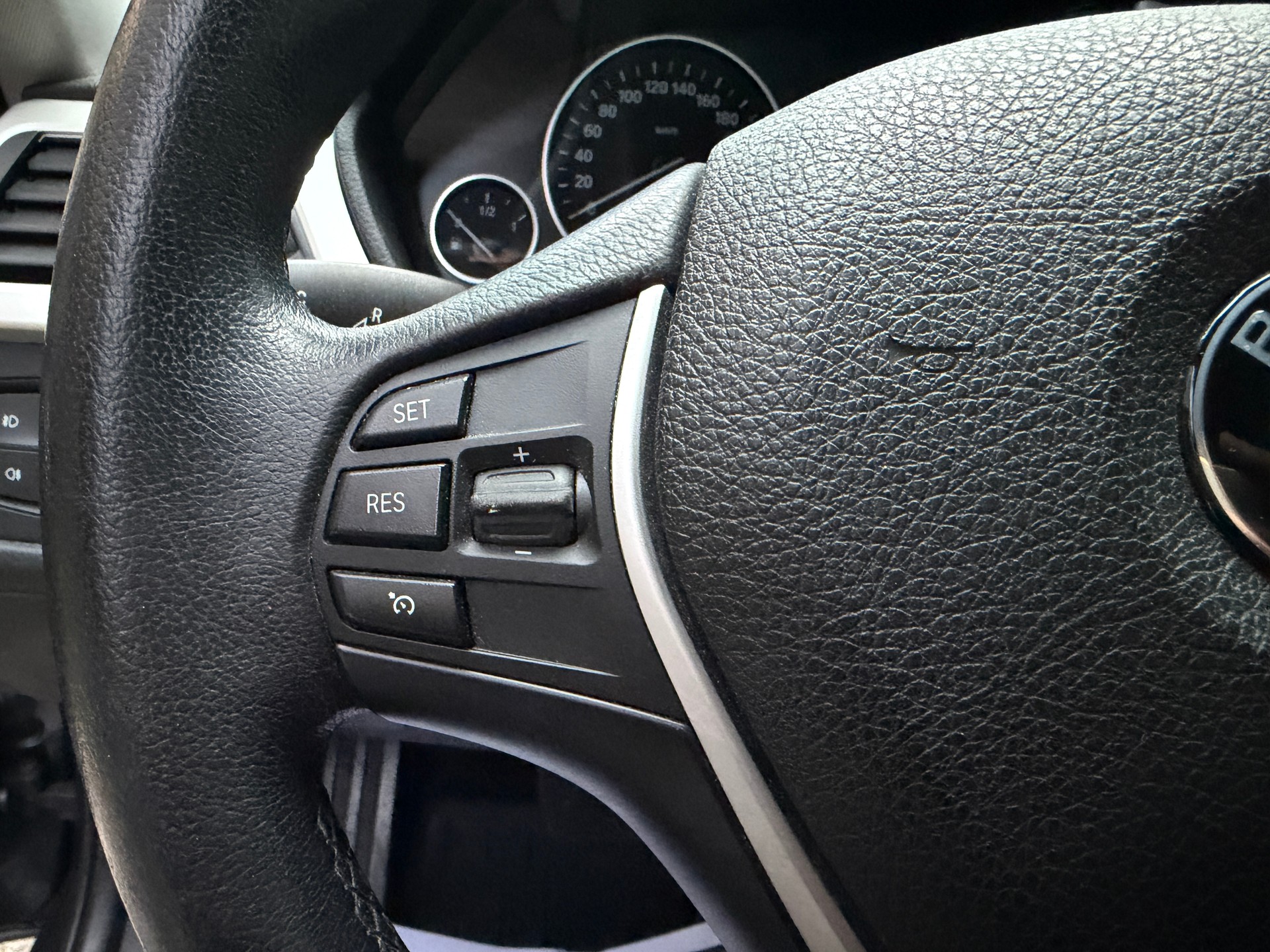 BMW 320i xDrive Modern Line Steptronic-image-17