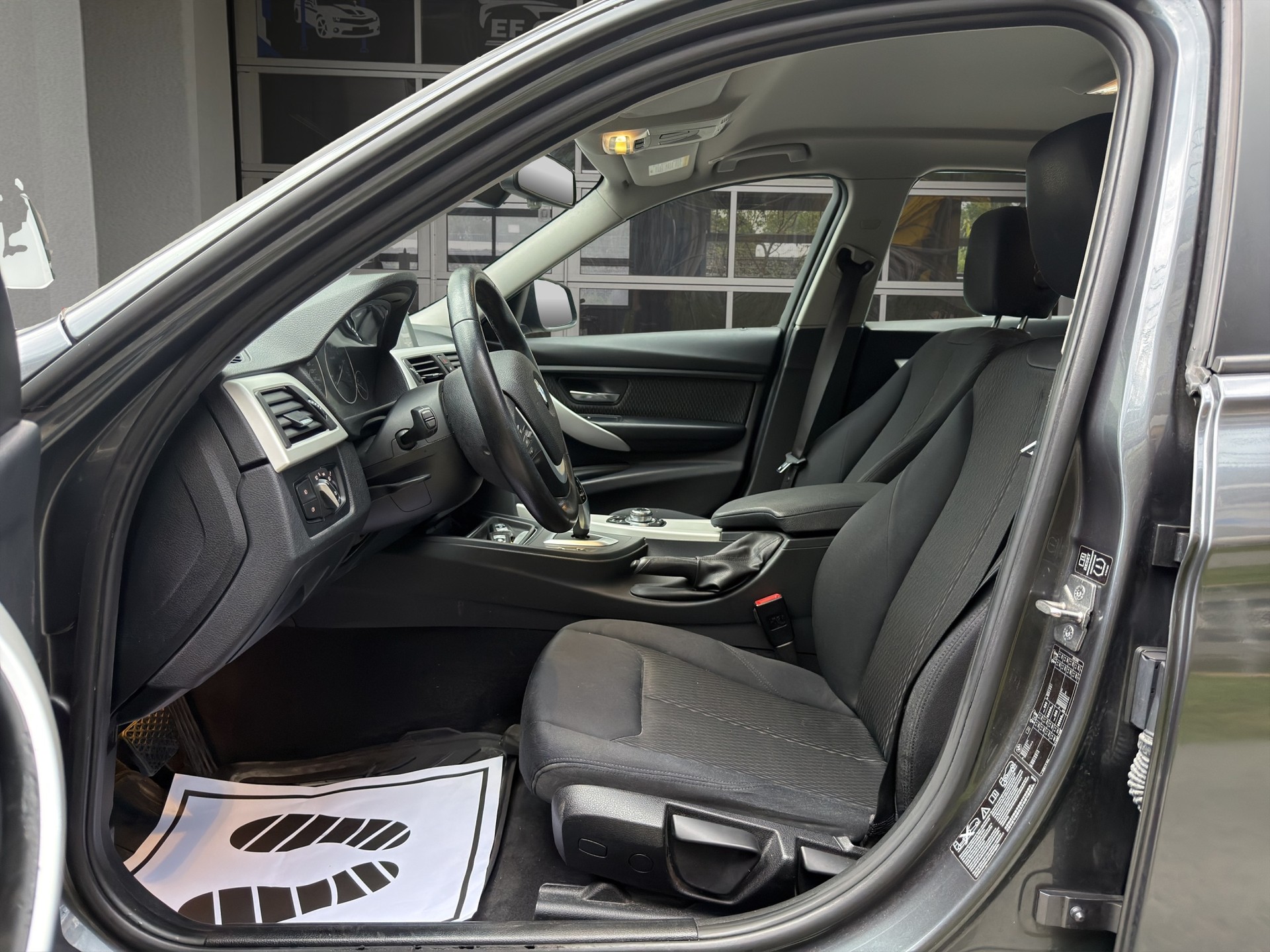 BMW 320i xDrive Modern Line Steptronic-image-8