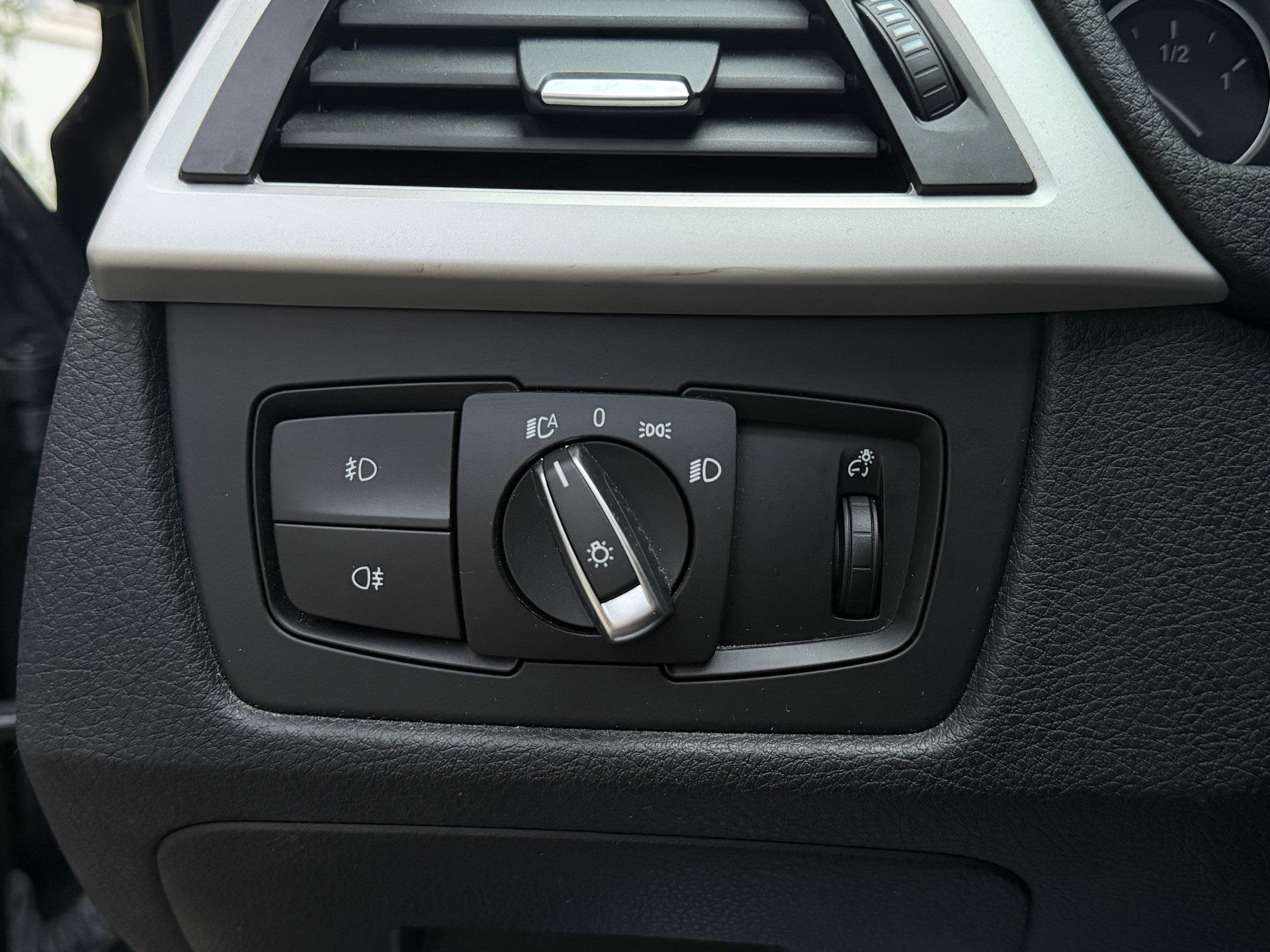 BMW 320i xDrive Modern Line Steptronic-image-16