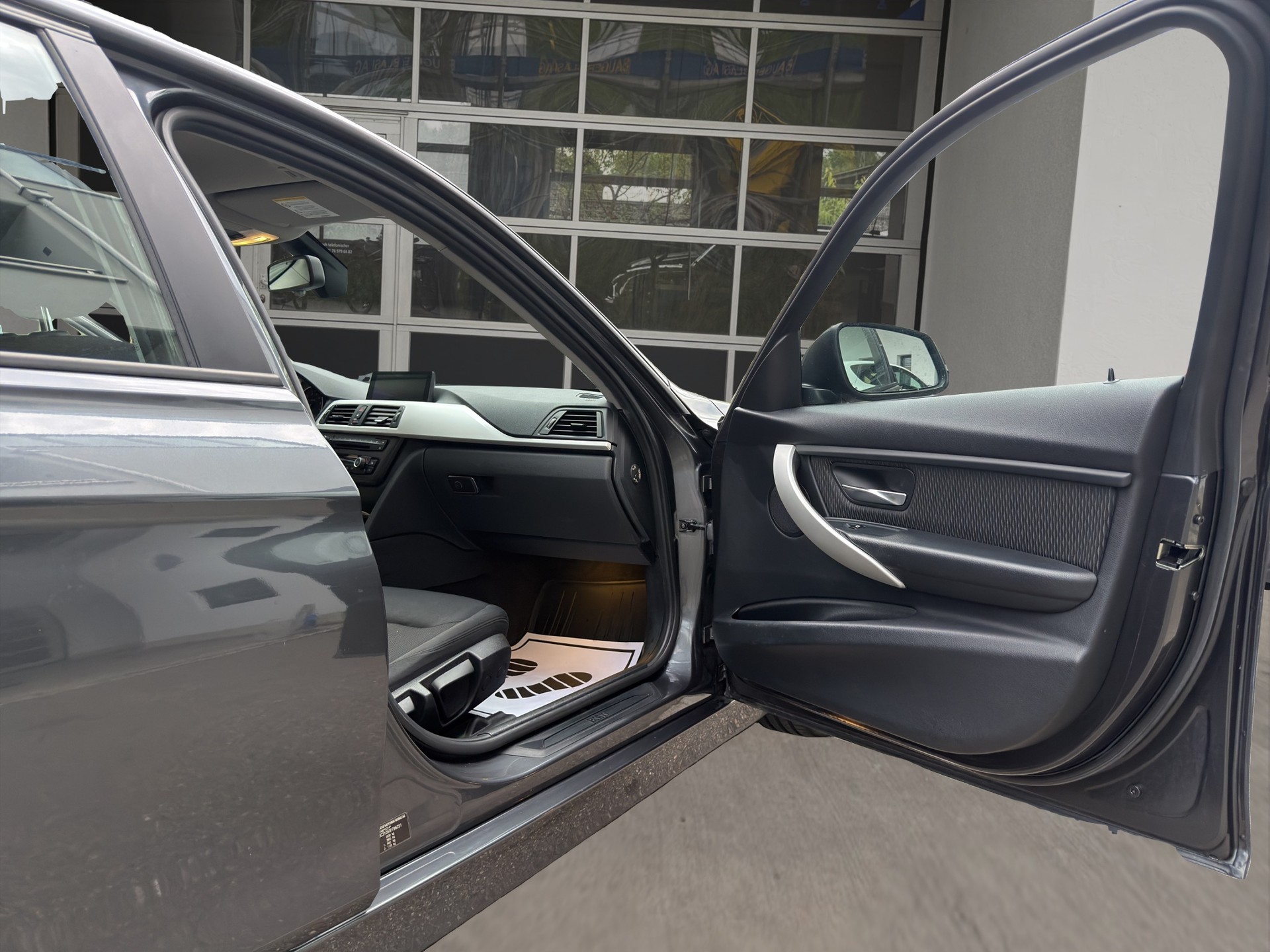 BMW 320i xDrive Modern Line Steptronic-image-12