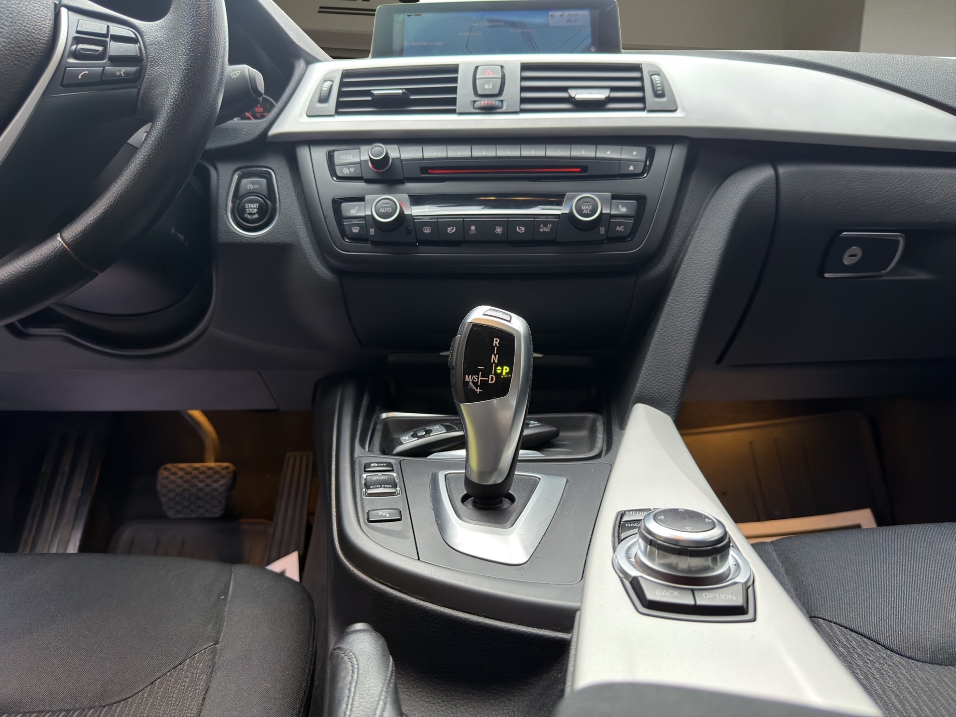 BMW 320i xDrive Modern Line Steptronic-image-20