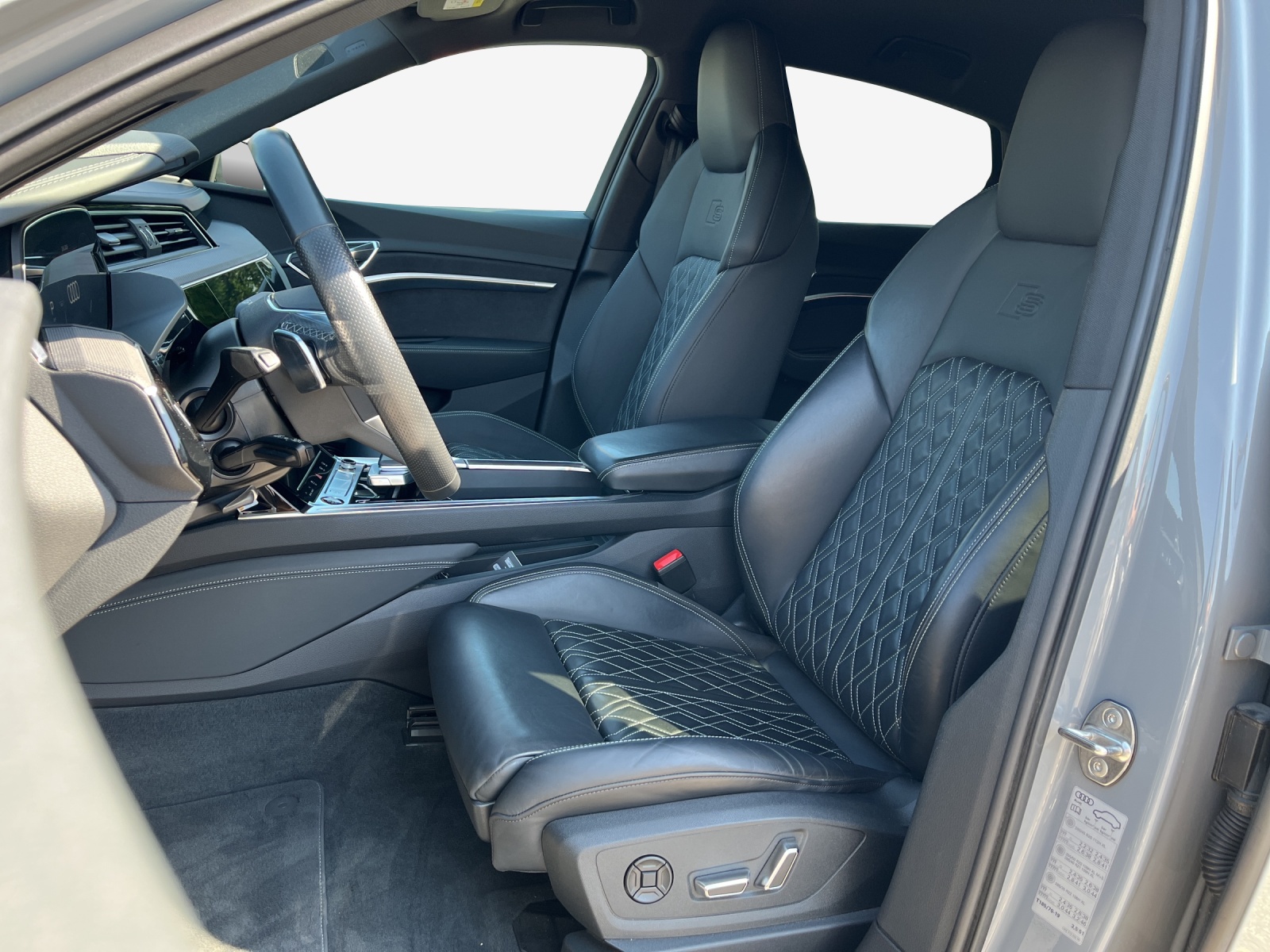 AUDI e-tron S Sportback quattro-image-8