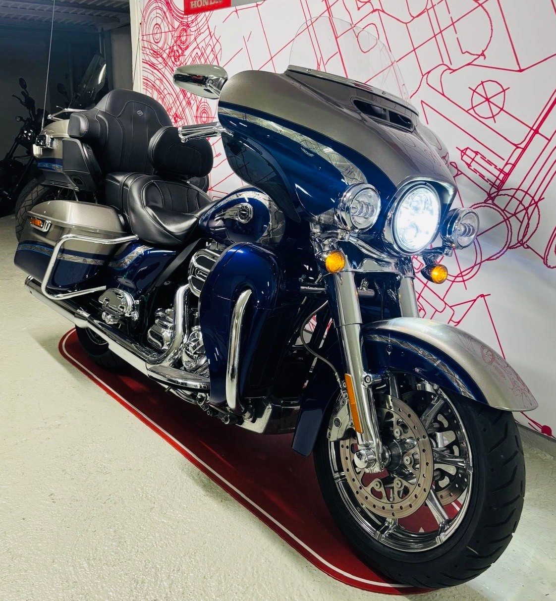 HARLEY-DAVIDSON FLHTKSE Electra Glide Ultra Limited CVO-showroom-element-1