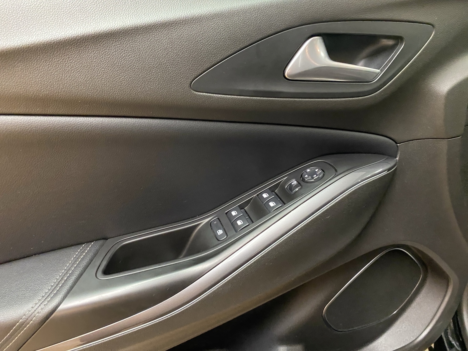OPEL Grandland X 1.6 Hybrid4 Ultimate Automatik-image-8