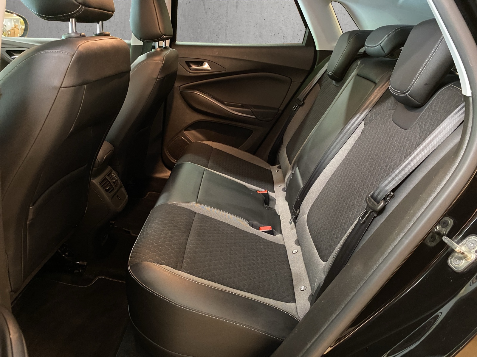 OPEL Grandland X 1.6 Hybrid4 Ultimate Automatik-image-12