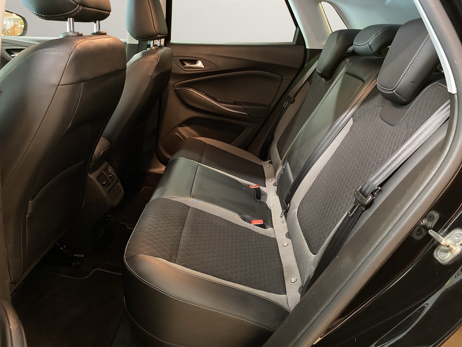 OPEL Grandland X 1.6 Hybrid4 Ultimate Automatik-image-12