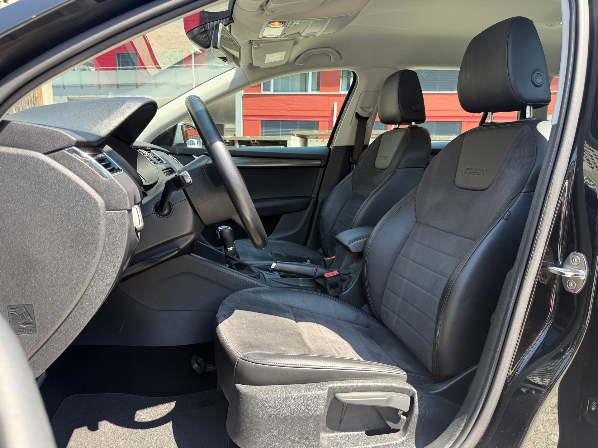 SKODA Octavia Combi 2.0 TDI Scout 4x4 DSG-image-6