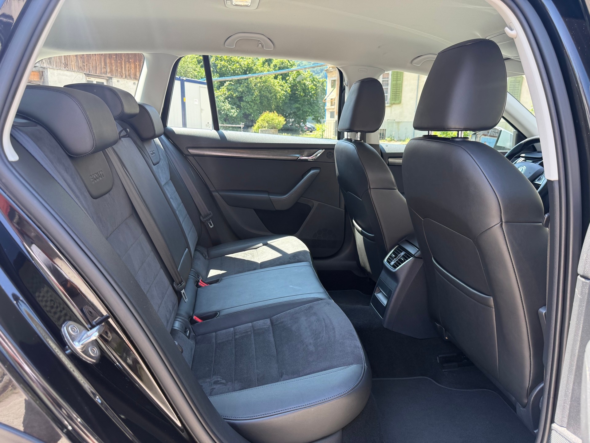 SKODA Octavia Combi 2.0 TDI Scout 4x4 DSG-image-5