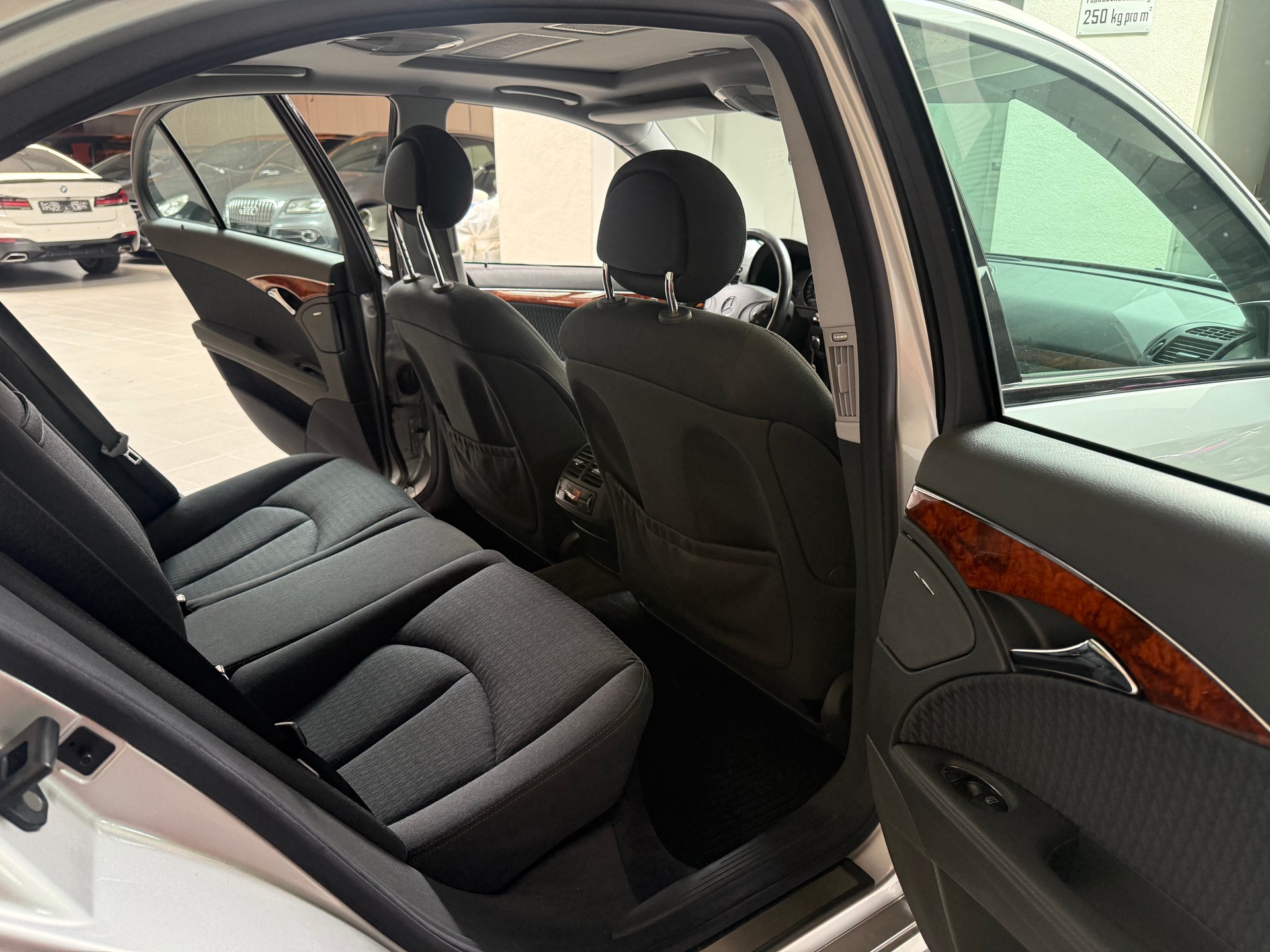 MERCEDES-BENZ E 320 Avantgarde Automatic-image-6