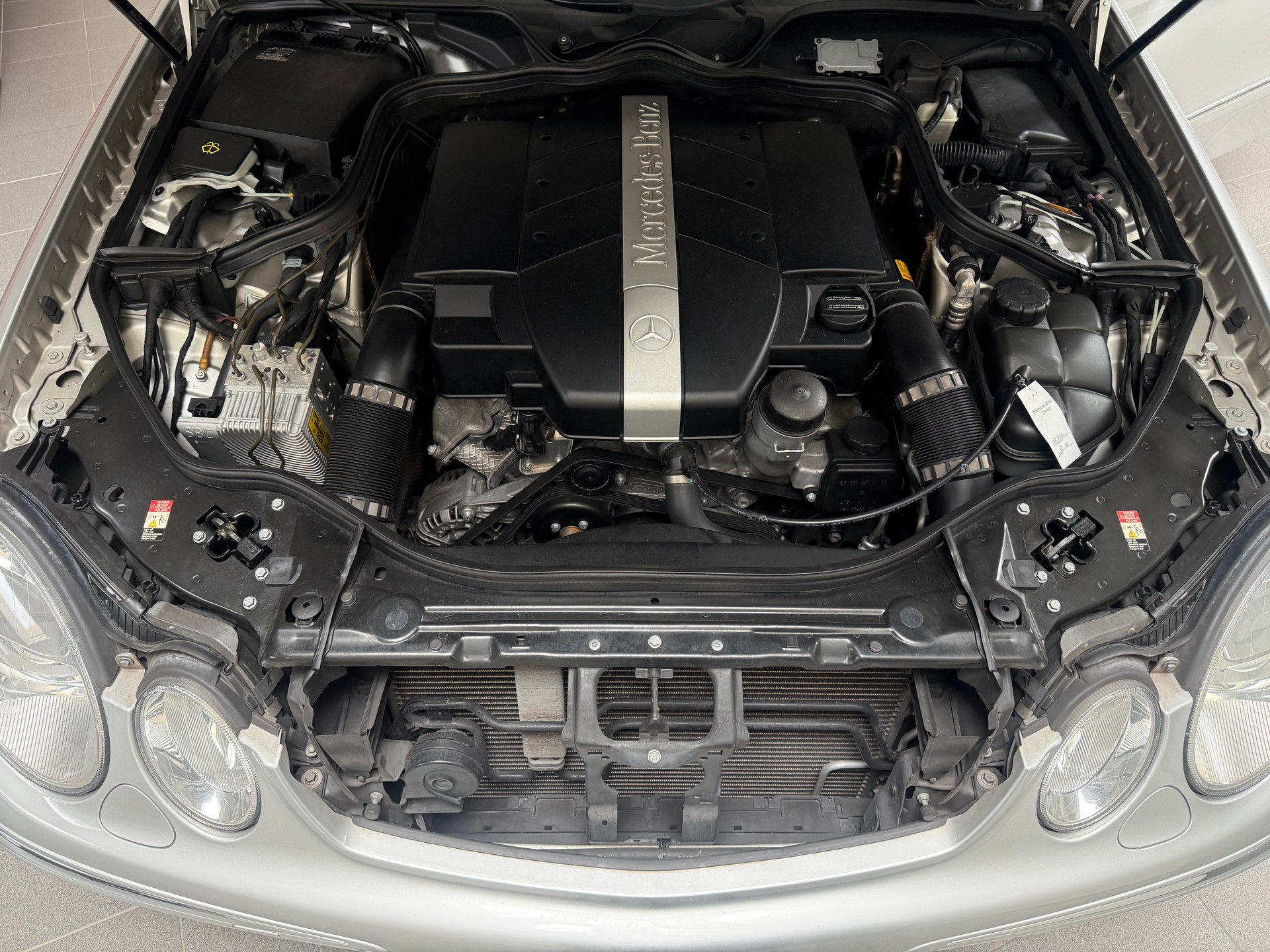 MERCEDES-BENZ E 320 Avantgarde Automatic-image-12